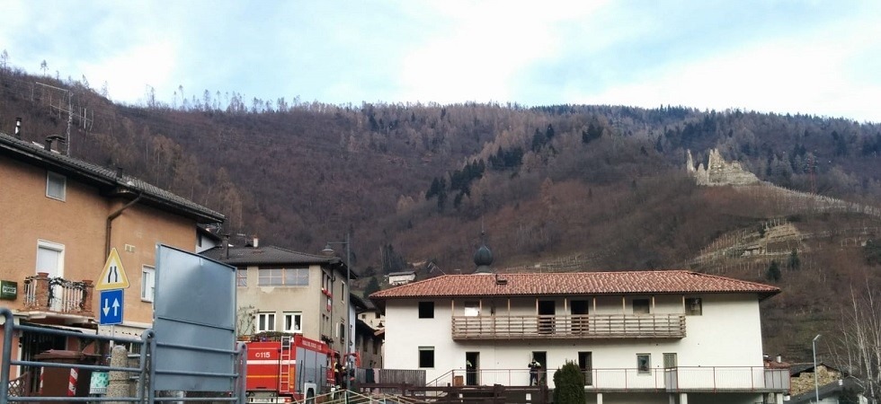 Incendio in una casa in Valsugana, paura per possibili feriti